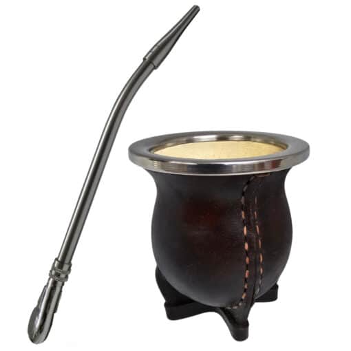 The bombilla is an elegant, slender straw made from stainless steel so as to not oxidise. The filter is hinged and disarmable for ease of cleaning. It is curved for comfort of use with a double thickness mouthpiece to help prevent overheating.