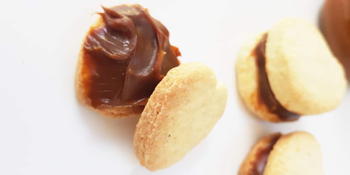 Recipe: Mini Cornflour Alfajor Hearts with Dulce de Leche