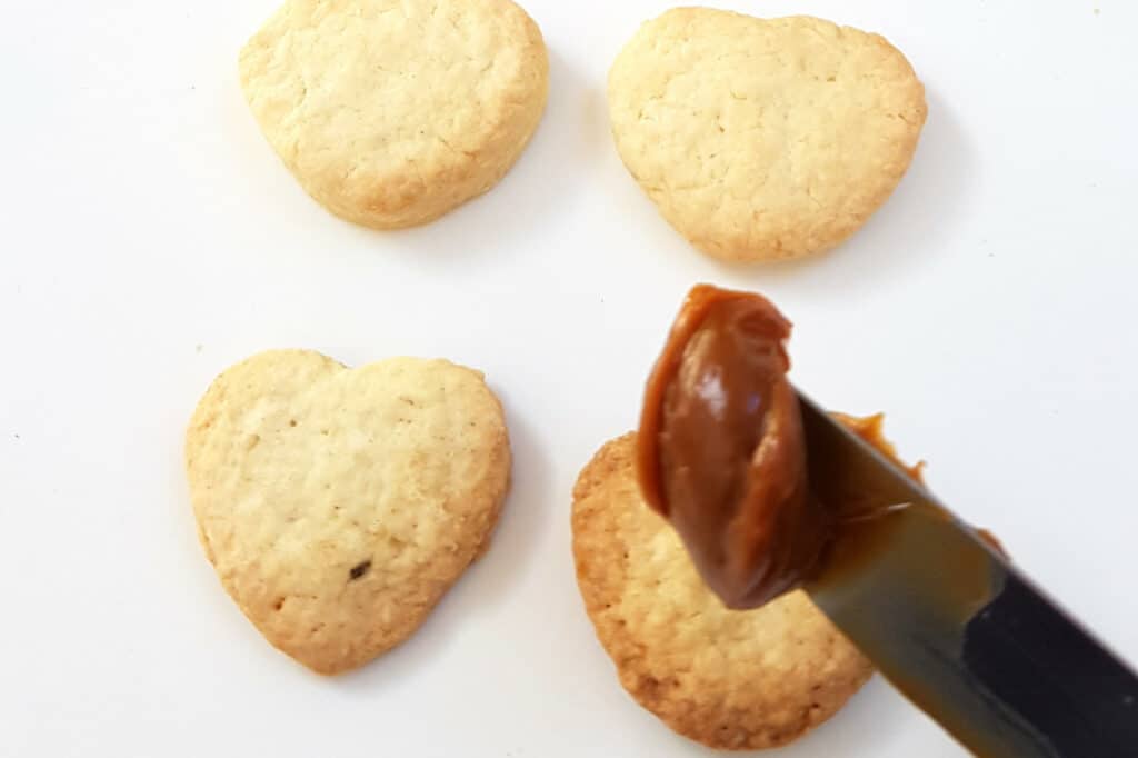 mini heart dulce de leche alfajores